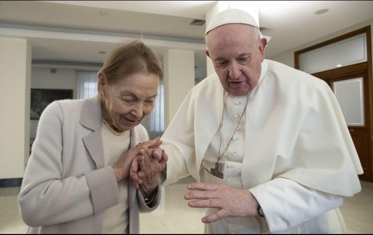 El Papa Francisco se reunió hoy en el Vaticano con la poetisa hebrea de origen húngaro y sobreviviente del Holocausto Edith Bruck. EFE