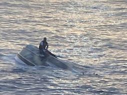 El único sobreviviente, un joven de 22 años que se mantuvo a flote sobre el casco del bote volcado,EFE/Guardia Costera EU