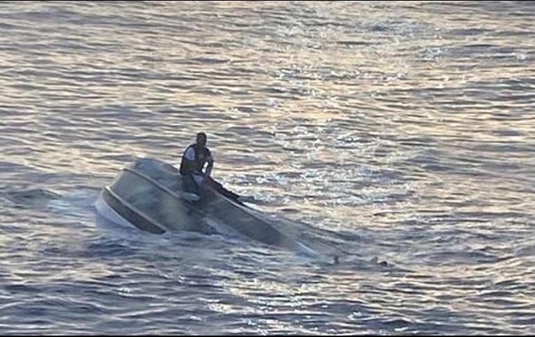 El único sobreviviente, un joven de 22 años que se mantuvo a flote sobre el casco del bote volcado,EFE/Guardia Costera EU