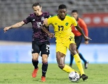 A pesar de la dura entrada, Guardado pudo seguir en el campo. IMAGO7