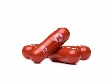 El tratamiento, llamado molnupiravir, es un antiviral que debe ser administrado rápidamente tras la aparición de síntomas, y tomado durante cinco días para evitar que el virus se replique. AFP / ESPECIAL