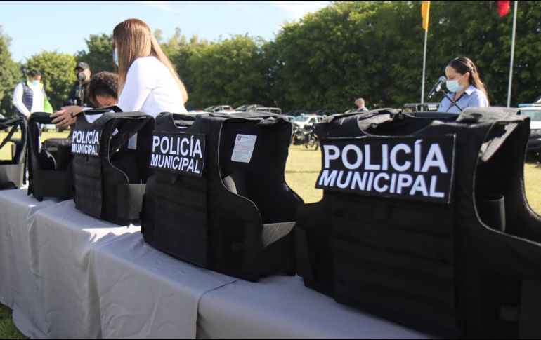 El gobernador de Jalisco hoy hizo entrega de equipamiento a policías municipales. TWITTER /  @CitlalliAmaya