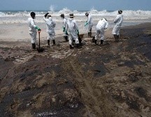 El derrame de petróleo ha causado la muerte de una cantidad indeterminada de peces y aves marinas y dejó sin empleo a pescadores. AFP/C. Bouroncle