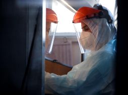 Aunque ómicron sea menos severa, el hecho de que sea más contagiosa significa un aumento importante en la cantidad de personas que requieren atención médica. EFE/ A. Valdés