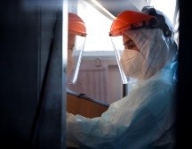 Aunque ómicron sea menos severa, el hecho de que sea más contagiosa significa un aumento importante en la cantidad de personas que requieren atención médica. EFE/ A. Valdés