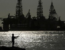 Sanciones a Rusia bajarían la disponibilidad del petróleo en el mercado internacional. AP/E. Gay