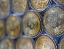 El Salvador y el FMI llevan meses negociando un acuerdo de mil 300 millones de dólares, que podría ser negado si se sigue utilizando la criptomoneda. AFP/O. Koze