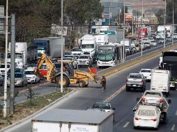 En Periférico, la mitad de los 41.5 kilómetros no tienen nuevas laterales para desahogar el tránsito ante la operación del Peribús, ya que las obras se realizarán en los siguientes dos años. En la imagen, el cruce con 8 de Julio. EL INFORMADOR/J. Camacho