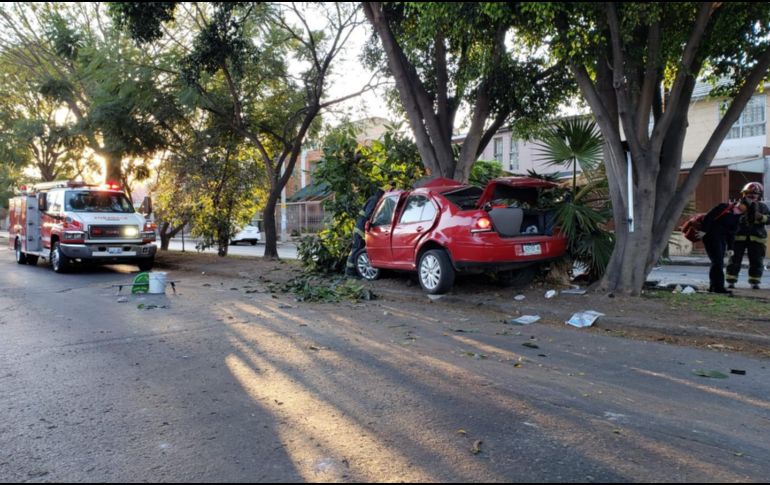 Un joven de 35 años murió esta mañana tras perder el control de su vehículo y chocar contra un árbol en la colonia Jardines de la Paz. ESPECIAL