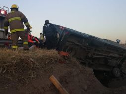 En la autopista León-Aguascalientes en el kilómetro 35 en Lagos de Moreno, una camioneta de pasajeros se volcó. ESPECIAL