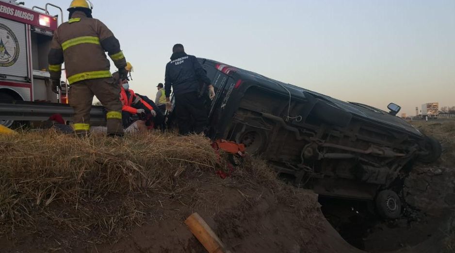 En la autopista León-Aguascalientes en el kilómetro 35 en Lagos de Moreno, una camioneta de pasajeros se volcó. ESPECIAL