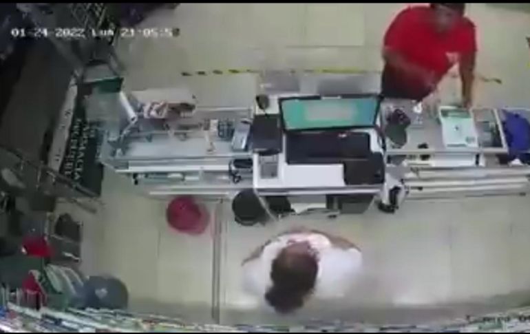 De acuerdo a lo que se muestra en el video, el asalto ocurrió el pasado 24 de enero a las 21:05 horas. ESPECIAL