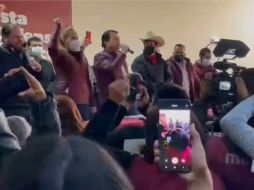 Manifestantes aventaron piedras y huevos a la camioneta donde se subió Mario Delgado. ESPECIAL/Captura de video