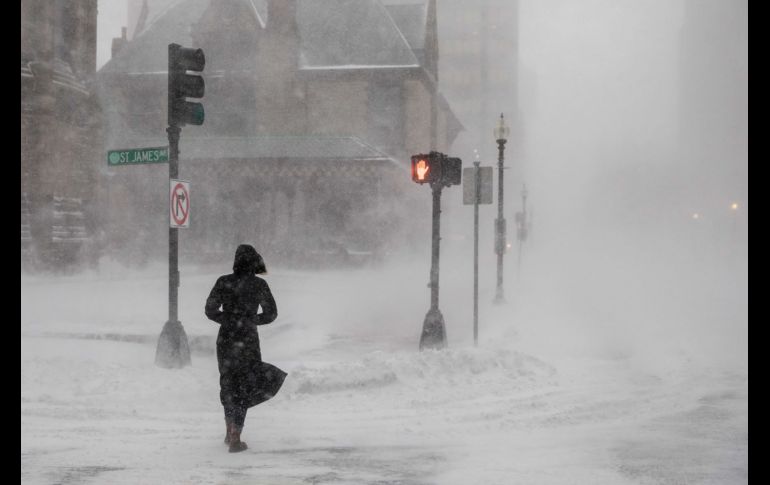 Más de tres mil 500 vuelos han sido cancelados debido a la potente tormenta de nieve 