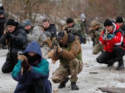 Reservistas ucranianos entrenan para una posible invasión rusa. EFE/S. Dolzhenko