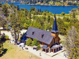 Arquitectura. La hermosa capilla San Eduardo es un ícono de Bariloche. ESPECIAL/Turismo Bariloche
