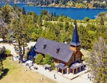 Arquitectura. La hermosa capilla San Eduardo es un ícono de Bariloche. ESPECIAL/Turismo Bariloche