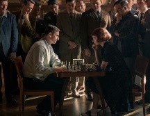 La serie de Netflix “Gambito de dama” batió récords con 62 millones de vistas en todo el mundo en cuatro semanas y ganó 11 premios Emmy. ESPECIAL / NETFLIX