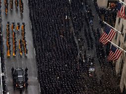 Miles de agentes de Policía ocuparon el viernes durante varias horas la Quinta Avenida de Nueva York para despedir a su colega Jason Rivera, muerto a los 22 años. EFE /J. Szenes