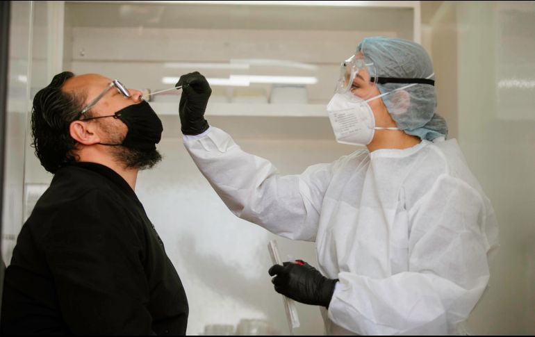 Frente al edificio de la Rectoría de la UdeG hay un módulo para la realización de pruebas gratuitas. EL INFORMADOR / G. Gallo