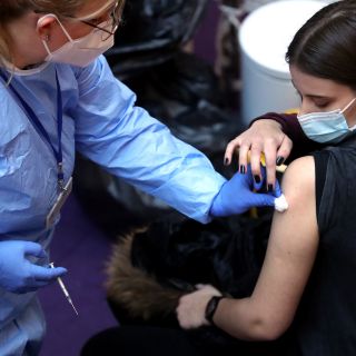 ¿Por qué debo aplicarme el refuerzo de la vacuna contra el COVID?