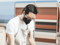 Diego Ascencio. El artista prepara los últimos detalles de la exhibición, donde el público será participante. Cortesía