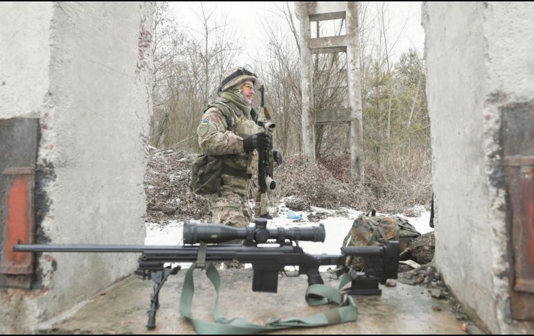 Tensa calma. El ejército ucraniano está en alerta máxima ante una posible invasión de Rusia a su territorio. EFE