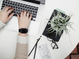 La importancia de WhatsApp en el entorno laboral lo ha convertido en una herramienta más de trabajo. UNSPLASH/ CORINNE KUTZ