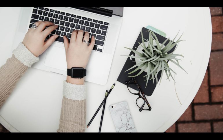 La importancia de WhatsApp en el entorno laboral lo ha convertido en una herramienta más de trabajo. UNSPLASH/ CORINNE KUTZ