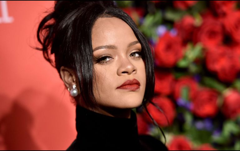 Los rumores del embarazo iniciaron en noviembre pasado, cuando Rihanna supuestamente pidió al personal que no fumara cerca de ella en una posesión presidencial de Barbados. AFP / ARCHIVO
