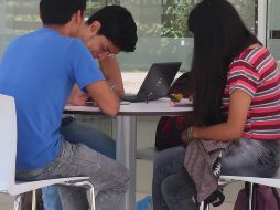 El rector de la UdeG señaló la semana pasada que se aplazaría la entrada por el aumento de casos COVID en Jalisco. AFP / ARCHIVO