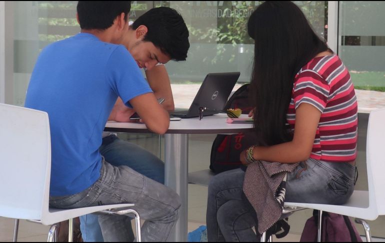 El rector de la UdeG señaló la semana pasada que se aplazaría la entrada por el aumento de casos COVID en Jalisco. AFP / ARCHIVO