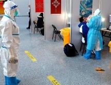 El uso del cubrebocas en espacios cerrados continúa siendo una medida eficaz para evitar contagios. AFP/O. Andersen