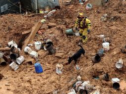 Bomberos continúan recuperando cadáveres del lodo a marchas forzadas. EFE/S. Moreira