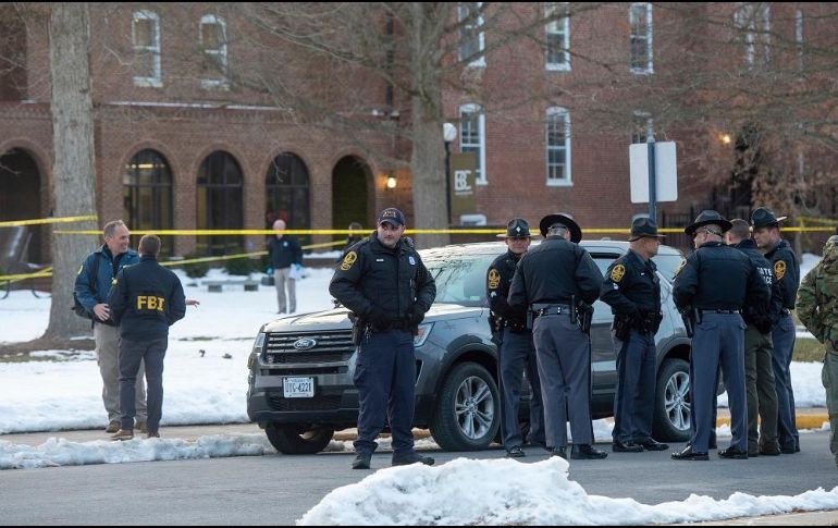 Policías rodean la universidad en búsqueda de sospechosos. AP/D. Lin