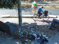 En el camellón de avenida Patria que va de Río Nilo a Santa Rosalía es común que las personas se encuentren con basura a su paso. EL INFORMADOR/A. Camacho