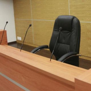 Magistrado acusado de abuso falta a su audiencia; argumenta tener COVID