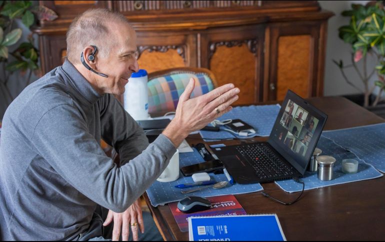 Los empleados tienen la intención de conservar el “lado positivo” de la pandemia equilibrando el hogar y el trabajo. EFE/Archivo