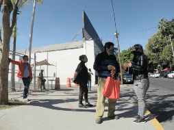 “Nosotros ayudamos a la gente para que les paguen su dinero cuando la despiden... No robamos”, dijo una mujer que ofrece sus servicios en la zona desde hace una década. EL INFORMADOR/A. Camacho