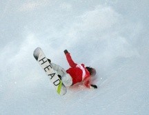 Rina Yoshika cayó de manera terrible al aterrizar en un salto sobre la pista de slopestyle del Genting Snow Park de Zhangjiakou. AP / G. Bull