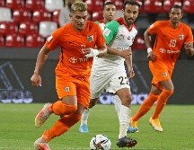 El equipo anfitrión en Emiratos Árabes Unidos, Al Jazira, goleó 4-1 al AS Pirae tahitiano, representante de Oceanía, en el partido de la ronda preliminar del torneo de la FIFA. AFP / K. Sahib