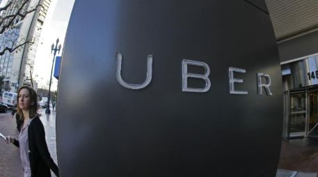 Mientras no se logre un acuerdo, los conductores no podrán llevar pasajeros hacia el exterior del aeropuerto. AP/ARCHIVO