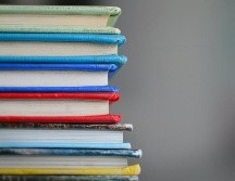 Los adultos mayores podrán aprender a leer y escribir, o bien estudiar la primaria y la secundaria, con los cursos. ESPECIAL/Photo by Kimberly Farmer on Unsplash