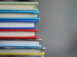 Los adultos mayores podrán aprender a leer y escribir, o bien estudiar la primaria y la secundaria, con los cursos. ESPECIAL/Photo by Kimberly Farmer on Unsplash