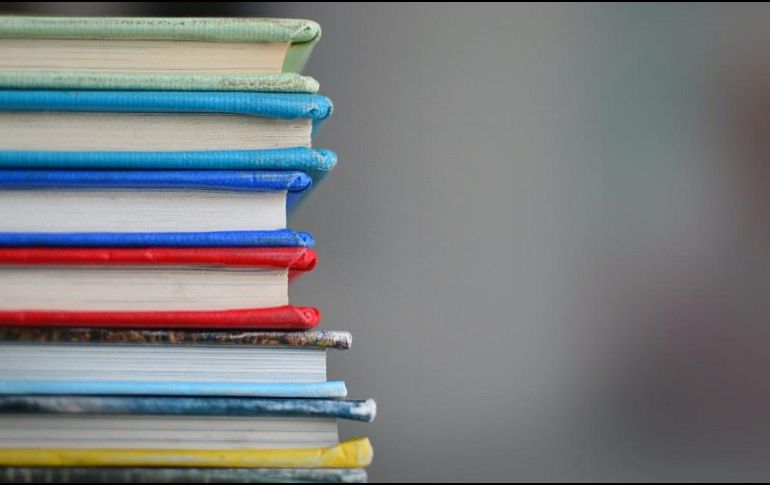 Los adultos mayores podrán aprender a leer y escribir, o bien estudiar la primaria y la secundaria, con los cursos. ESPECIAL/Photo by Kimberly Farmer on Unsplash