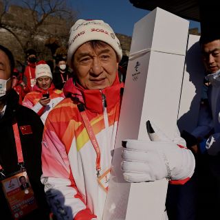 Beijing 2022: Jackie Chan lleva la antorcha olímpica para los juegos de invierno