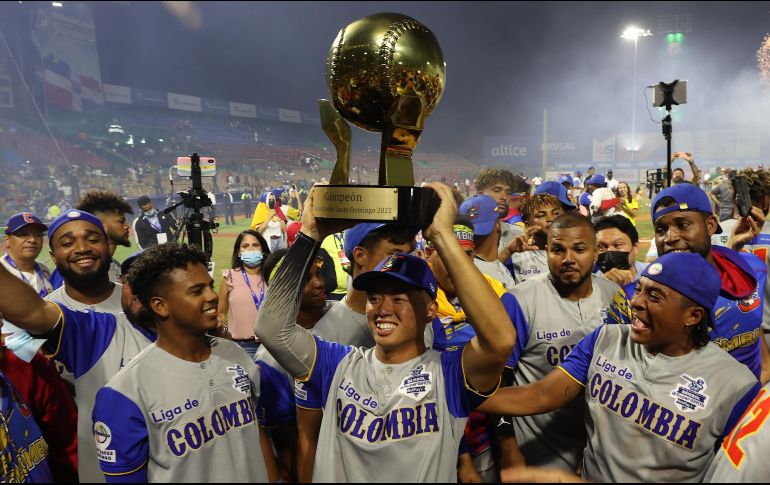 Tsung Cheng Chen levanta el trofeo de campeones. EFE/O. Barría