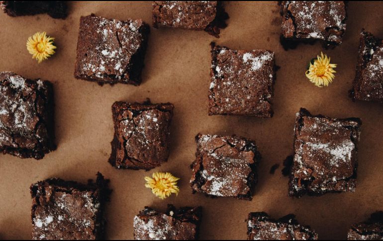 Prepara unos deliciosos brownies de chocolate para este 14 de febrero. ESPECIAL/Photo by Honey Yanibel Minaya Cruz on Unsplash.