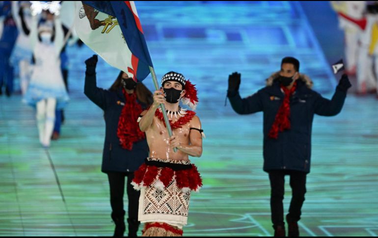Nathan Crumpton, desfiló con el torso desnudo y vestido con la indumentaria tradicional de su país. AFP / M. Vatsyayana