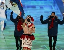 Nathan Crumpton, desfiló con el torso desnudo y vestido con la indumentaria tradicional de su país. AFP / M. Vatsyayana